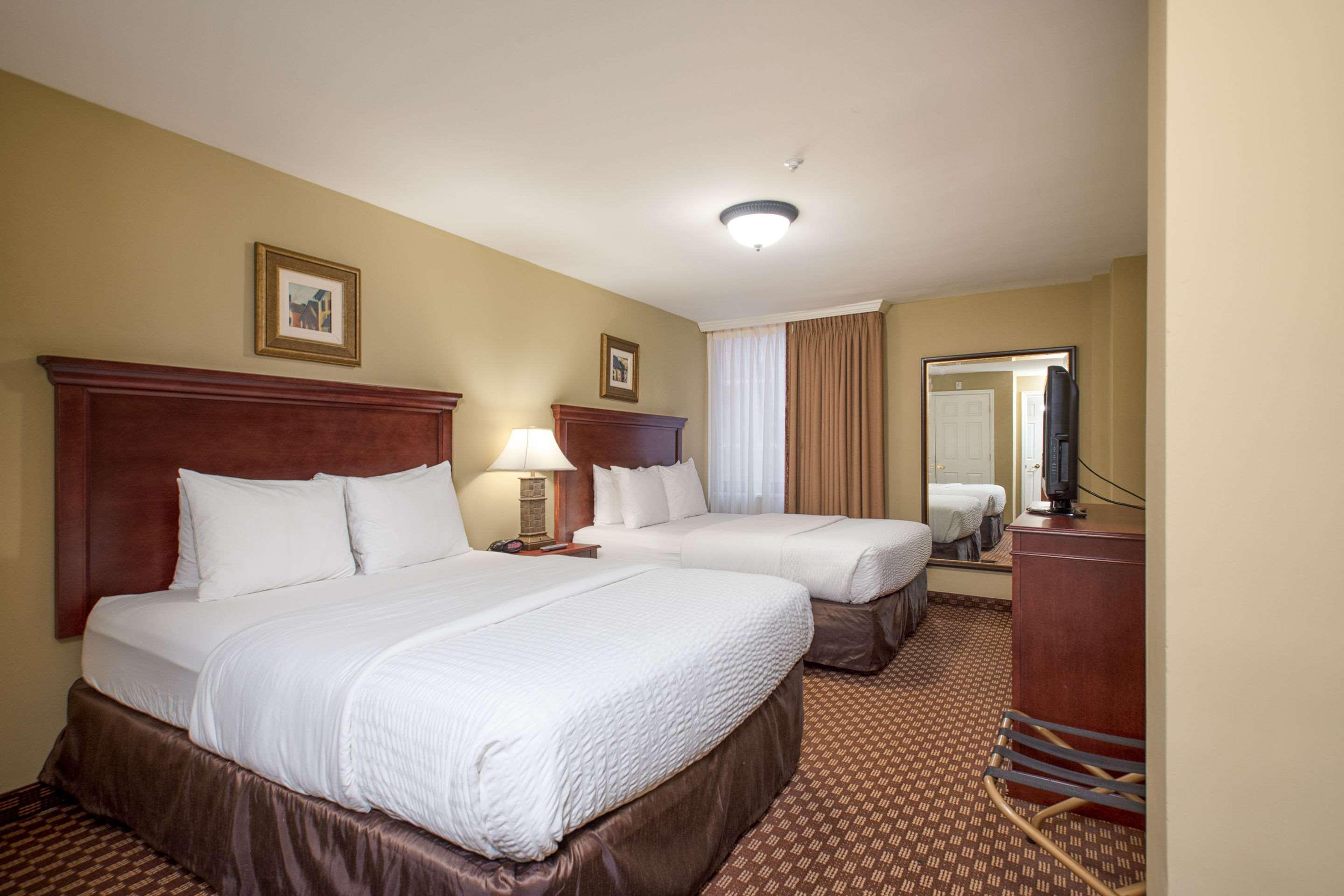 Clarion Collection Hotel Arlington Court Suites Exterior photo