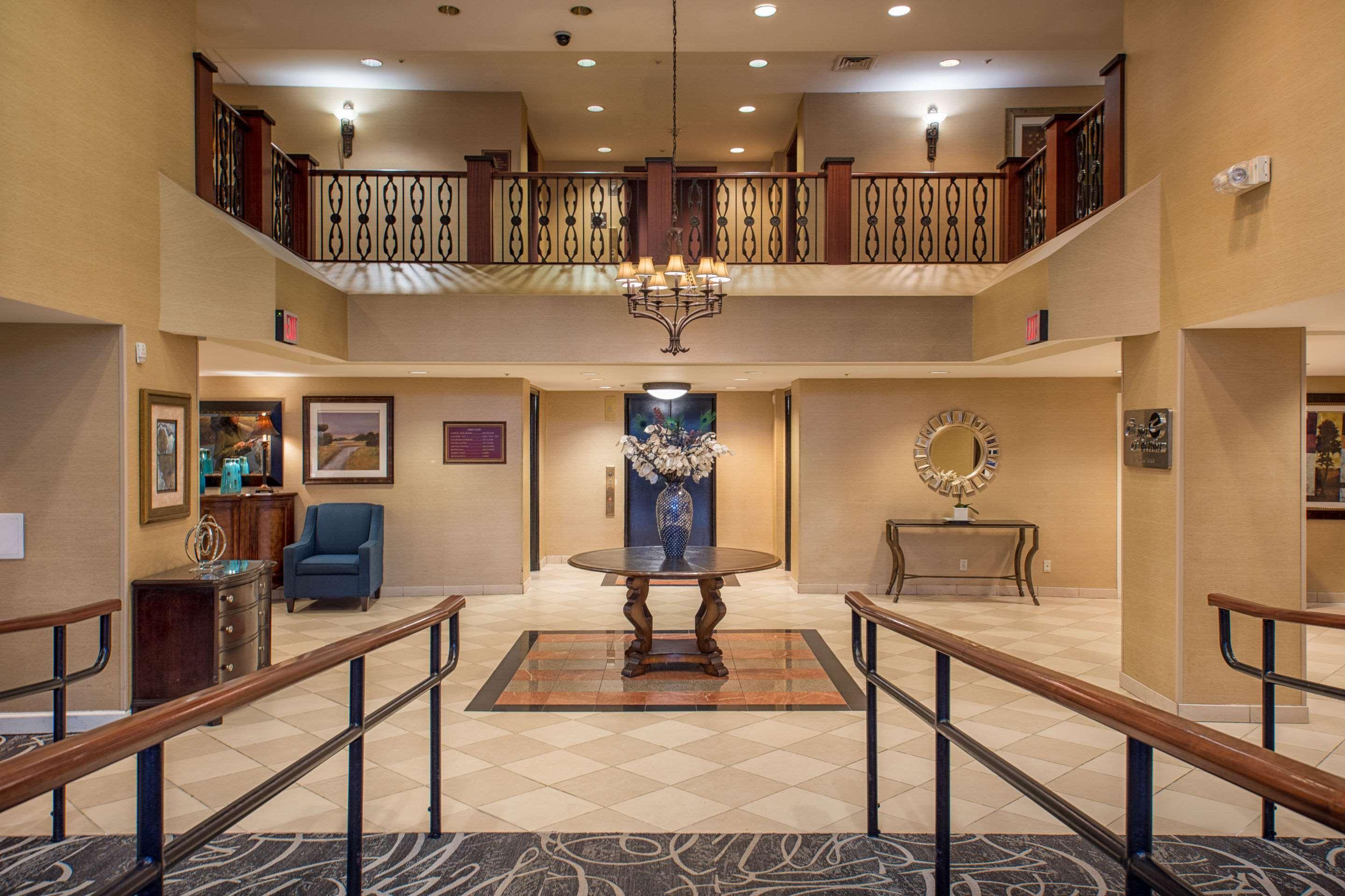 Clarion Collection Hotel Arlington Court Suites Exterior photo